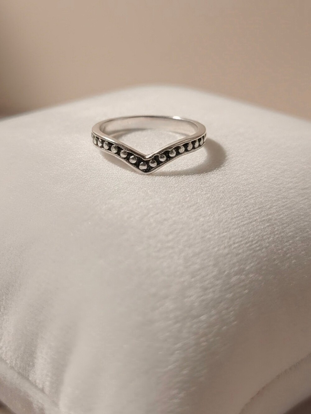 Silver Tone V-Shaped Beaded Ring - Size 4.5